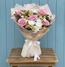 Букет цветов из:  Гвоздики, Орхидеи и Розы в Лоза