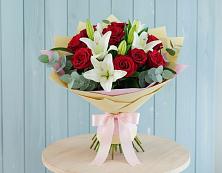 Букет цветов из:  Лилии и Розы в Лоза