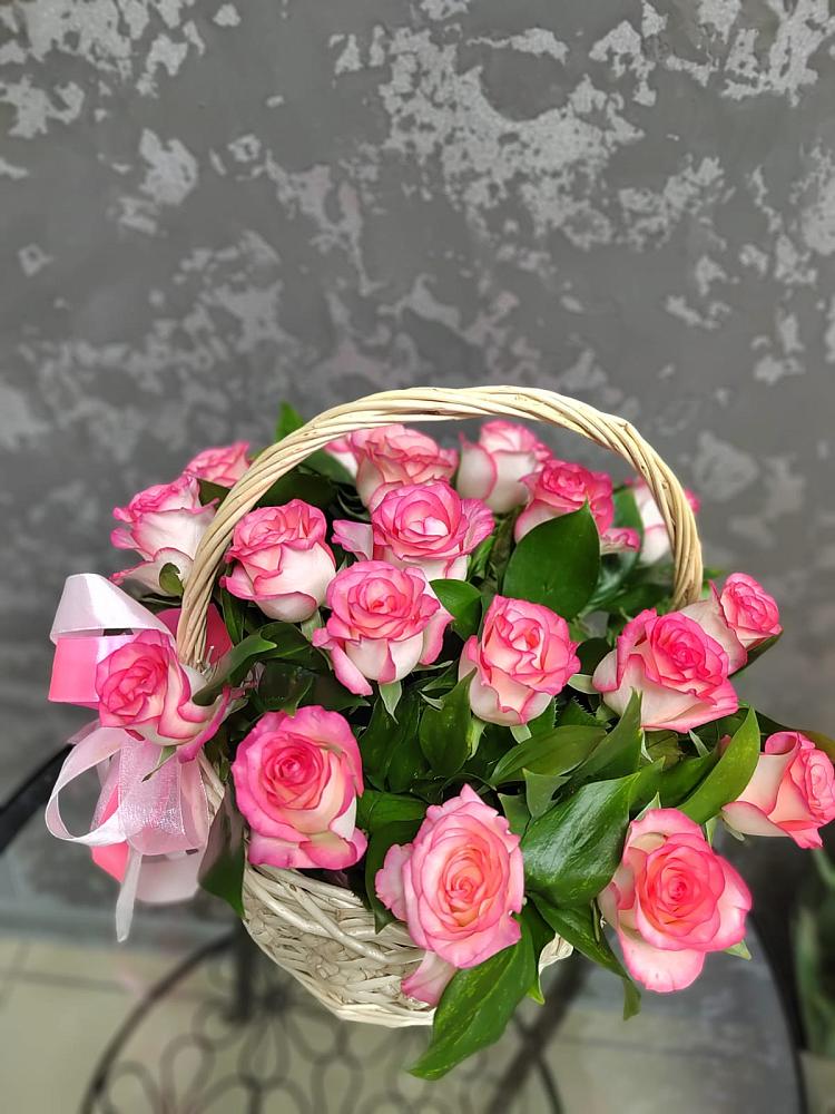 Цветочная композиция из Розы в корзине в Лоза
