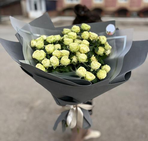 Букет Белые кустовые розы Солинеро в Лоза