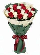 Букет Микс из красных и белых роз в Лоза