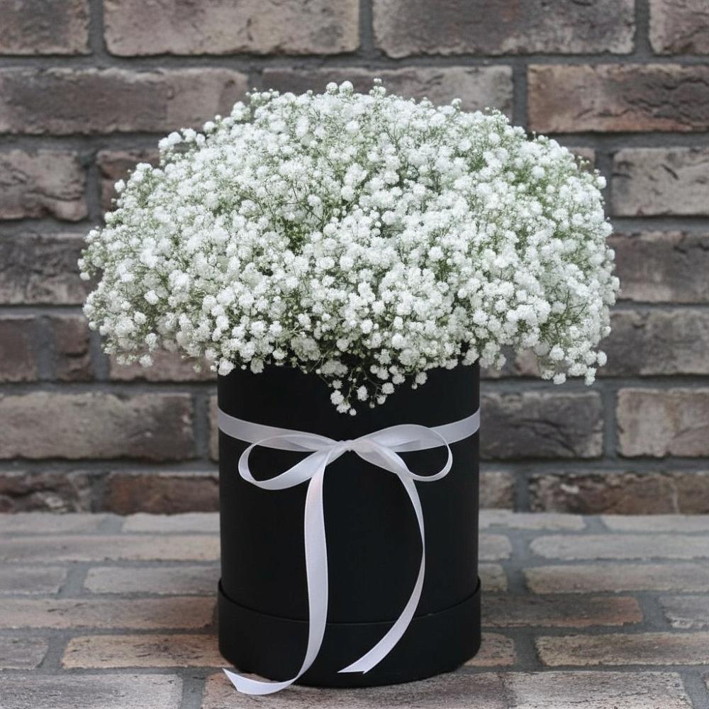 Цветочная композиция из Гипсофила в шляпной коробке в Лоза