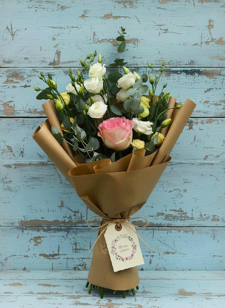 Букет цветов из: Розы и Лизиантусы в Лоза