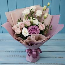 Букет цветов из:  Розы и Лизиантусы в Лоза