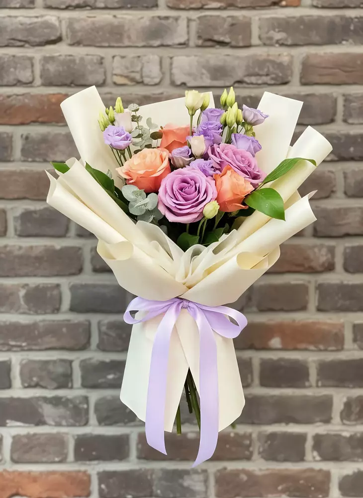 Букет цветов из: Лизиантусы и Розы в Лоза