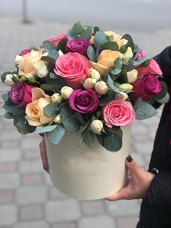 Цветочная композиция из Розы в шляпной коробке в Лоза