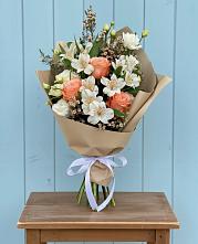Букет цветов из:  Альстромерии, Лизиантусы, Розы и Хризантемы в Лоза