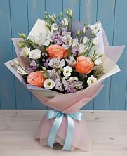 Букет цветов из:  Лизиантусы, Розы, Альстромерии и Гипсофила в Лоза