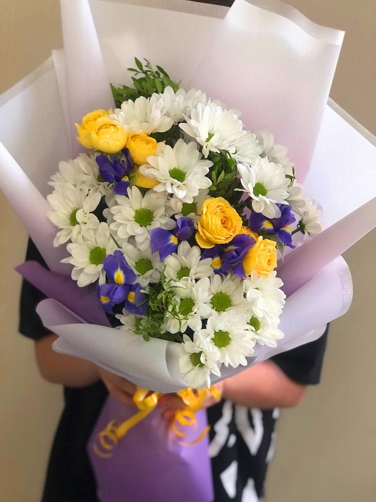 Букет цветов из: Ирисы, Хризантемы и Розы в Лоза