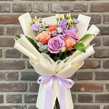 Букет цветов из:  Лизиантусы и Розы в Лоза