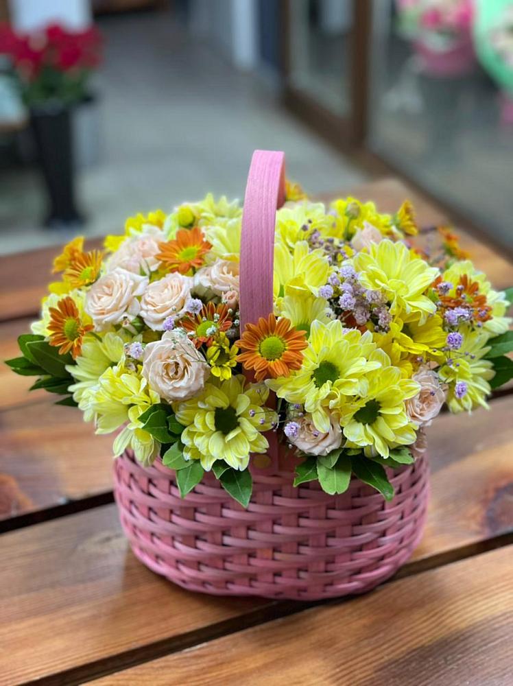 Цветочная композиция из Хризантемы и Розы в корзине в Лоза