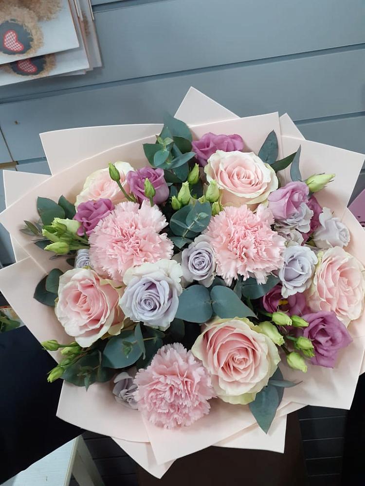 Букет цветов из: Розы, Гвоздики и Лизиантусы в Лоза