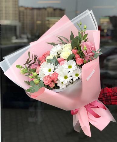 Букет цветов из: Розы, Лизиантусы и Хризантемы в Лоза