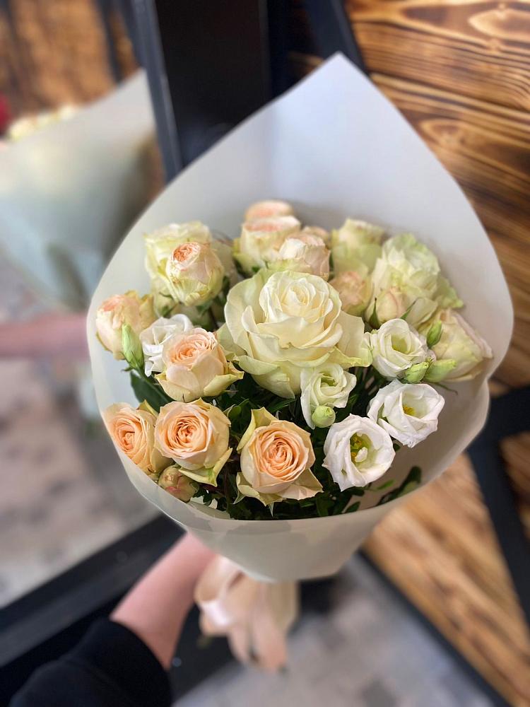 Букет цветов из: Розы и Лизиантусы в Лоза